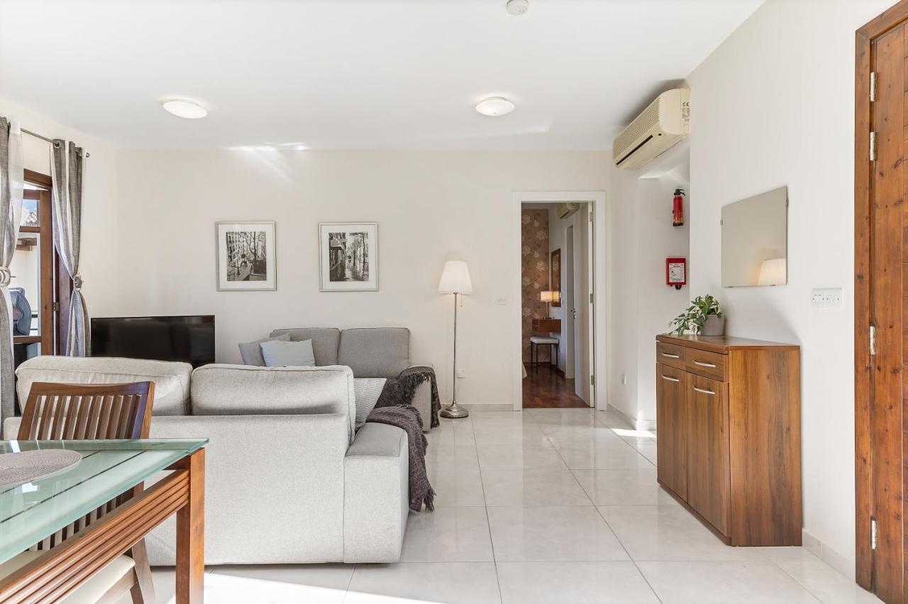 2 Bedroom Apartment Assia With Communal Pool, Aphrodite Hills Resort クークリア エクステリア 写真