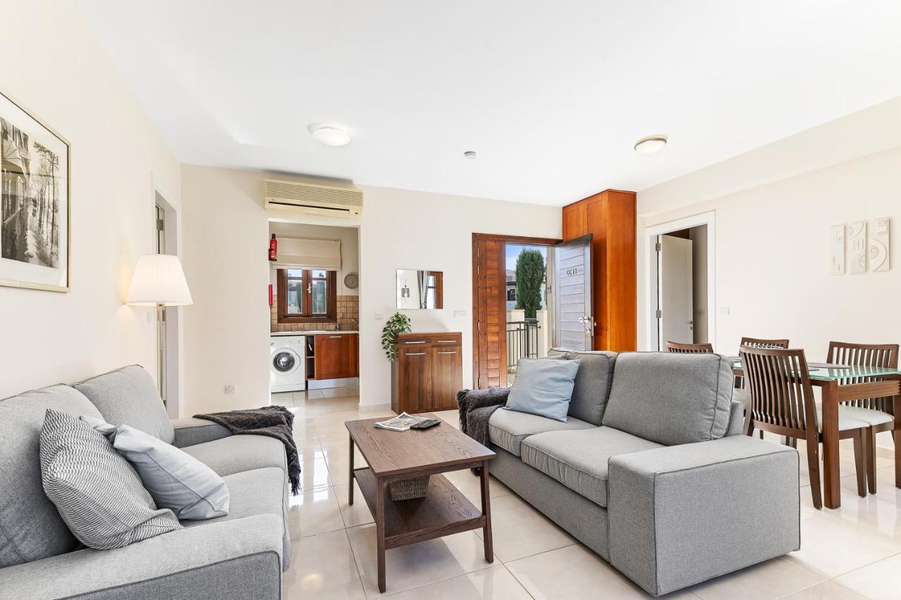 2 Bedroom Apartment Assia With Communal Pool, Aphrodite Hills Resort クークリア エクステリア 写真