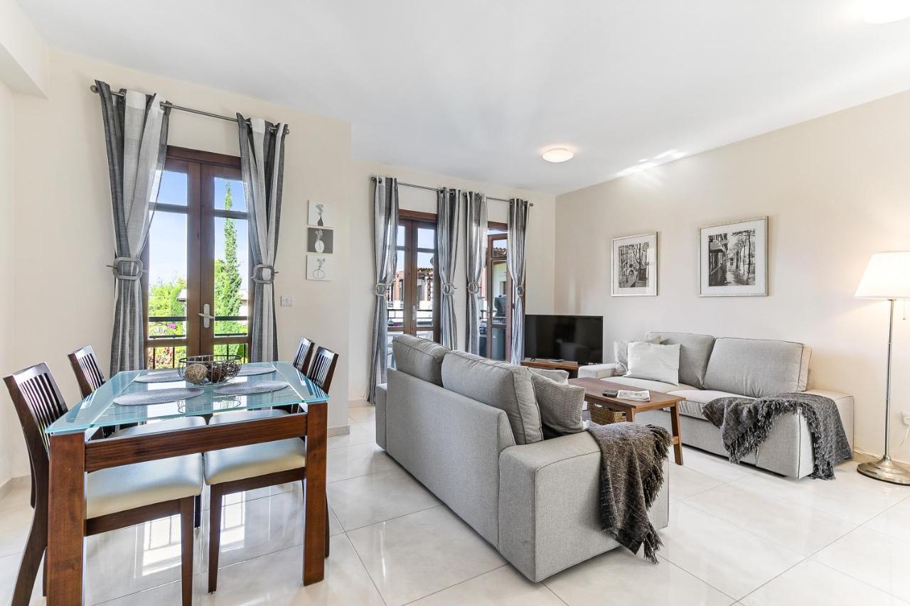 2 Bedroom Apartment Assia With Communal Pool, Aphrodite Hills Resort クークリア エクステリア 写真