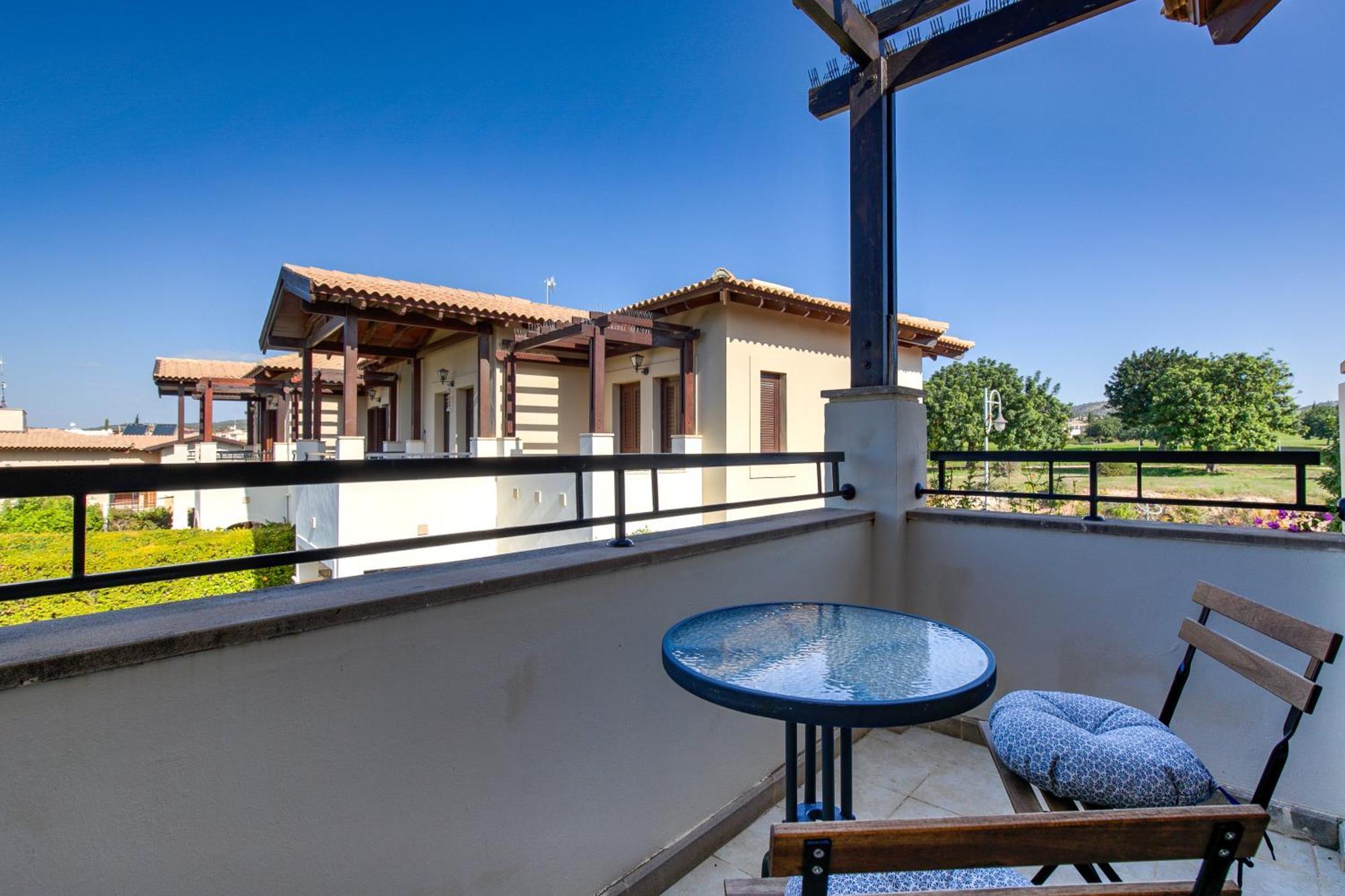 2 Bedroom Apartment Assia With Communal Pool, Aphrodite Hills Resort クークリア エクステリア 写真